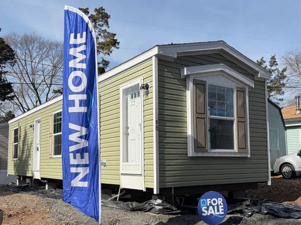 133 W Main St Trailer B8, Clinton, CT 06413