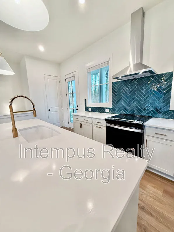 4 bed, 3.5 bath, 2025 sqft, $4,500 — Photo 3