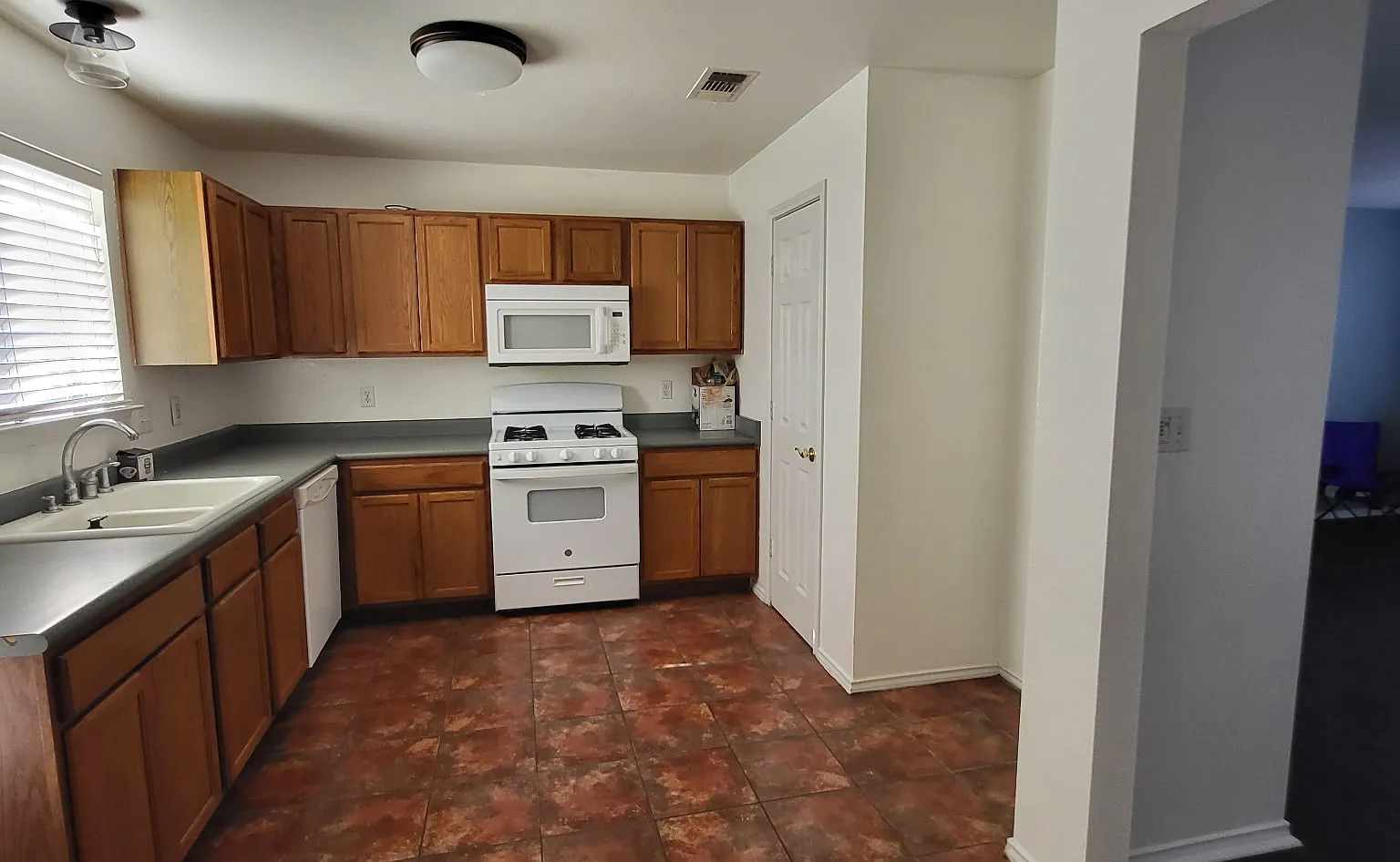 3 bed, 2.5 bath, 1320 sqft, $1,500 — Photo 3