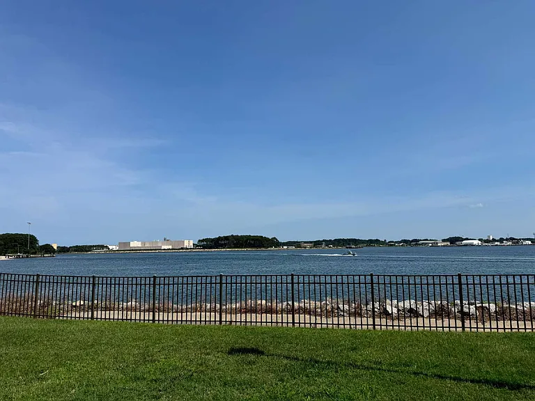9462 Bay Front Dr — Photo 2