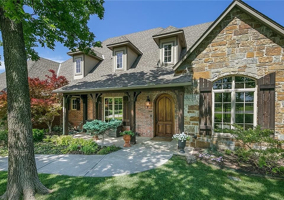 1st image of 2537 Crestwood Dr