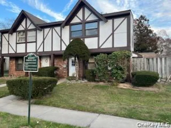 2 Williamsburg Ct #C, Ridge, NY 11961