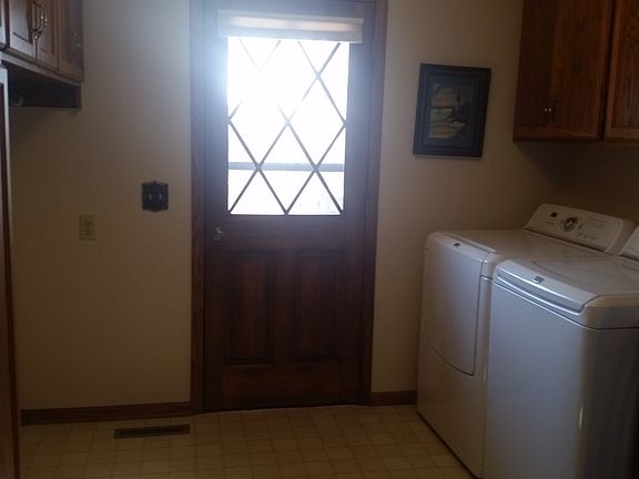 Utility Room w/storage