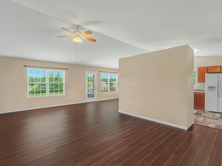 927 Mossy Grove Ln — Photo 2