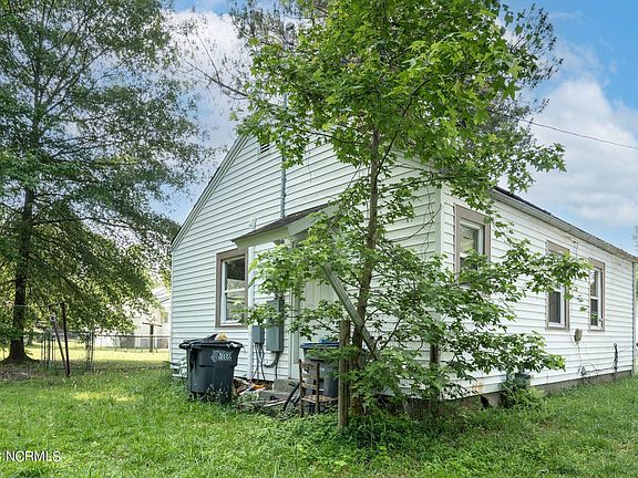 3rd image of 914 Pinehaven Drive