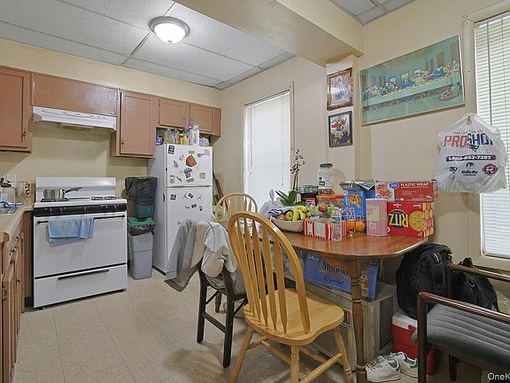 4th image of 91 Ferris Avenue