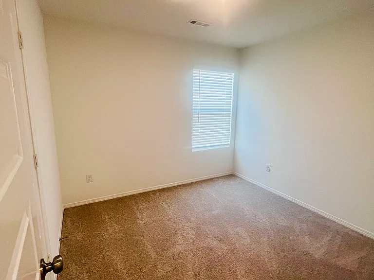144 Jonathan Dr — Photo 14