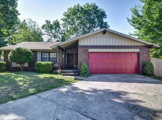 2556 S Pickwick Ave, Springfield, MO 65804