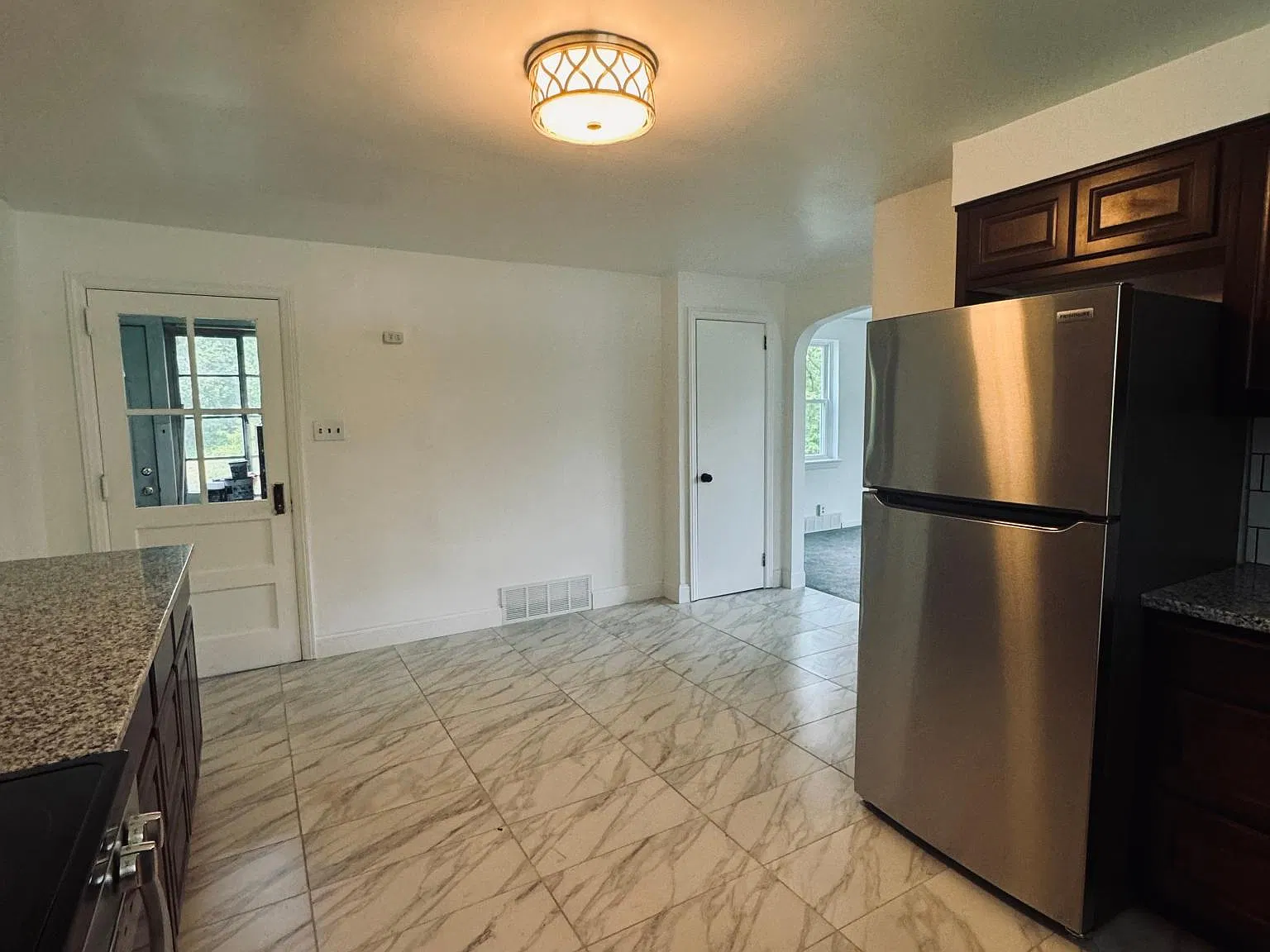 3 bed, 1.5 bath, 967 sqft, $1,900 — Photo 2