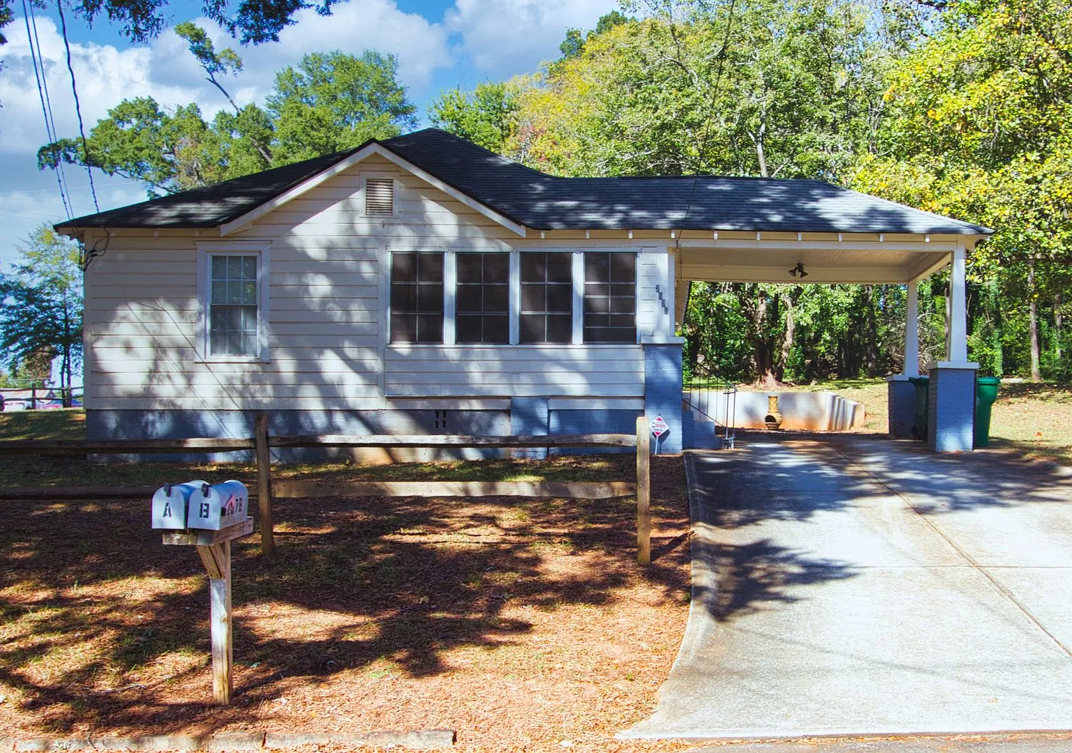 Available Now! - 1-Bedroom 1-Bathroom Charming Duplex — Photo 1