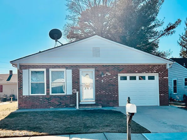 5 Wedgeport Dr, Toms River, NJ 08757