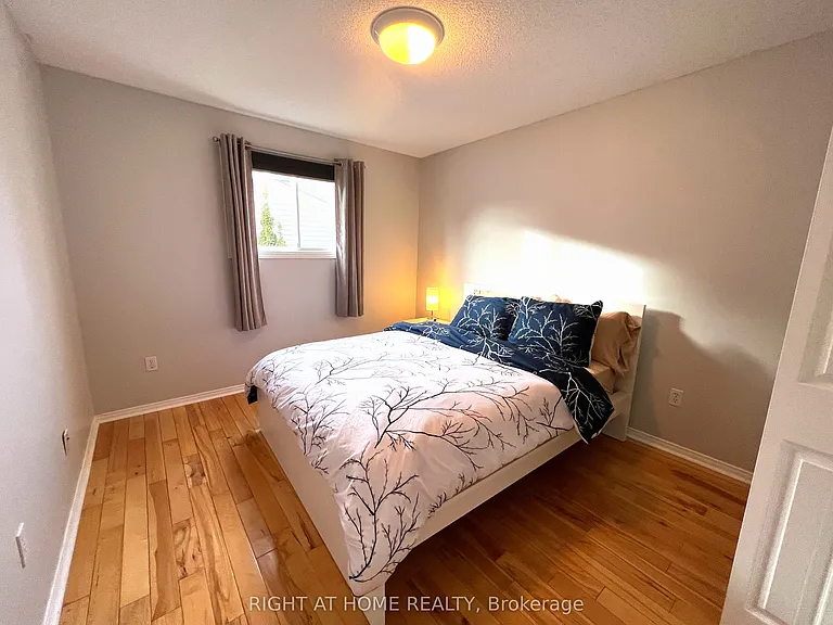 590 Arbour Cres — Photo 22
