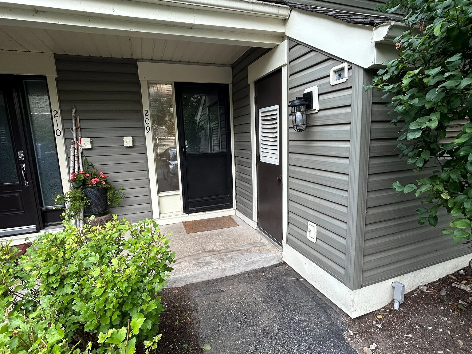 4 bed, $2,500 — Photo 1