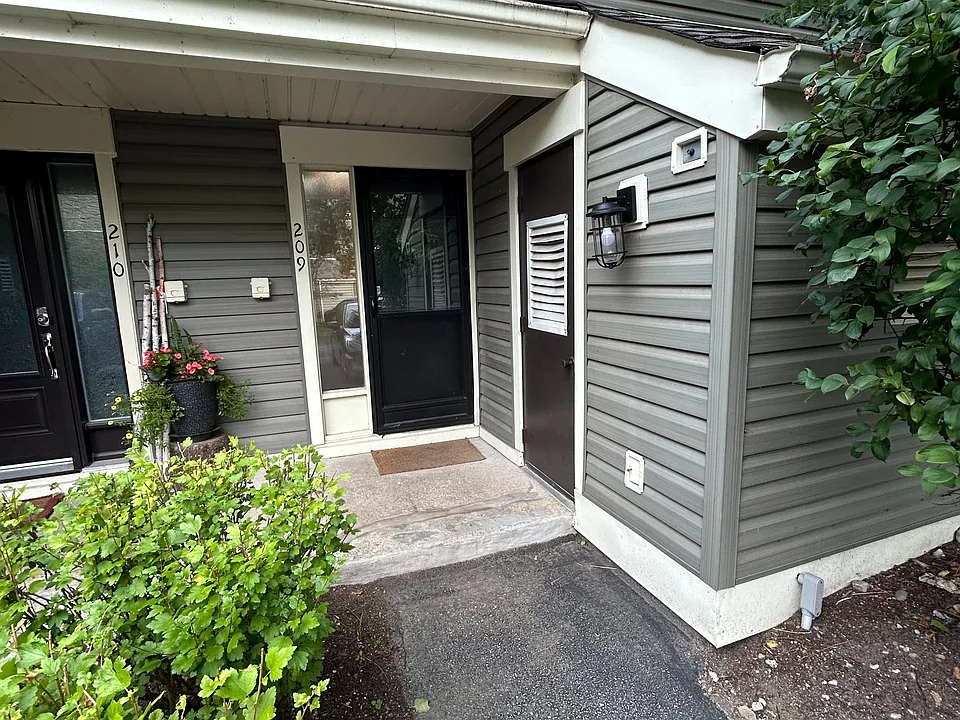 Escarpment Cres
