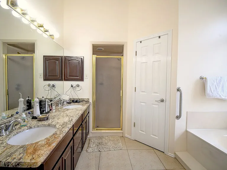 719 Oak Hollow Dr — Photo 28