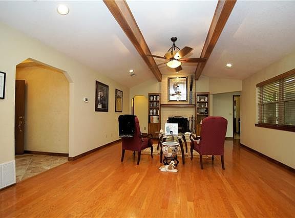 5th image of 10 Crestwood Dr