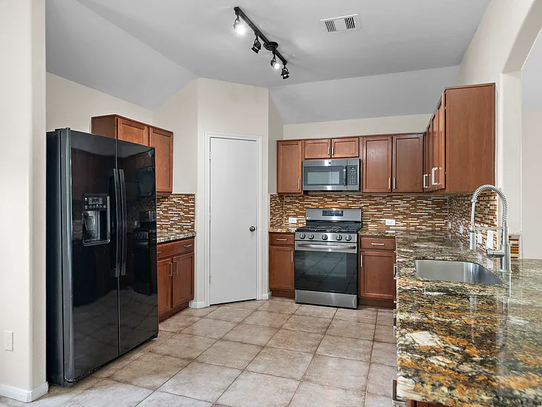 114 Mustang Stampede Dr — Photo 2