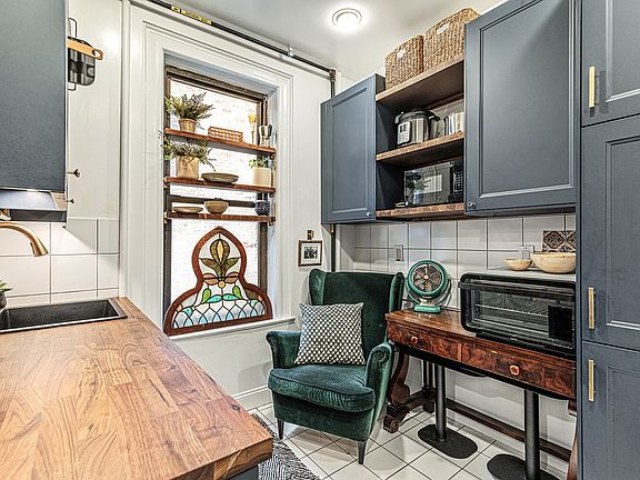 5th image of 137 W 12th St #3