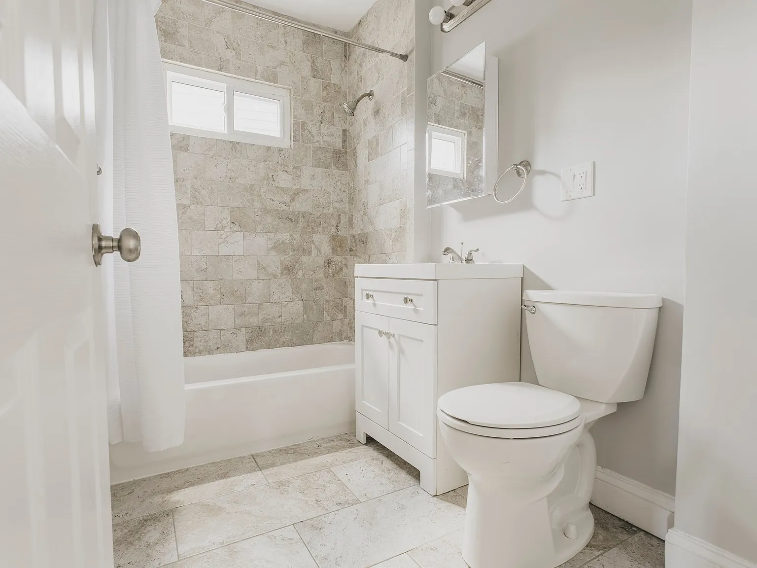 3 bed, 1.0 bath, 1100 sqft, $3,300 — Photo 4
