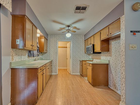 5th image of 703 Melinda Ln