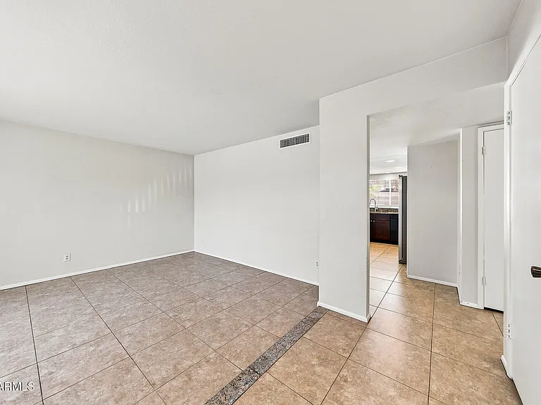 212 E Eugie Ave — Photo 2