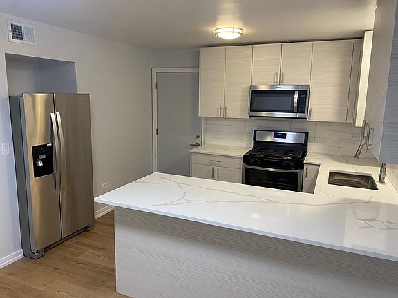 4th image of 1528 W Chase Ave #3