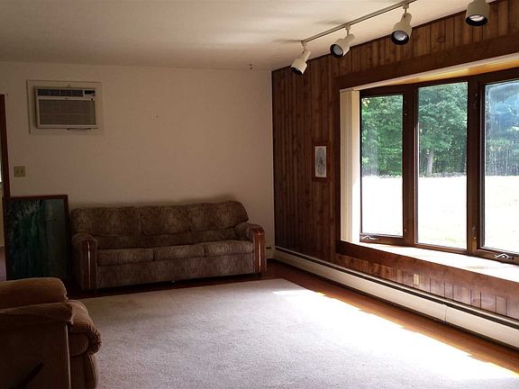 3rd image of 16 Chapman Cir