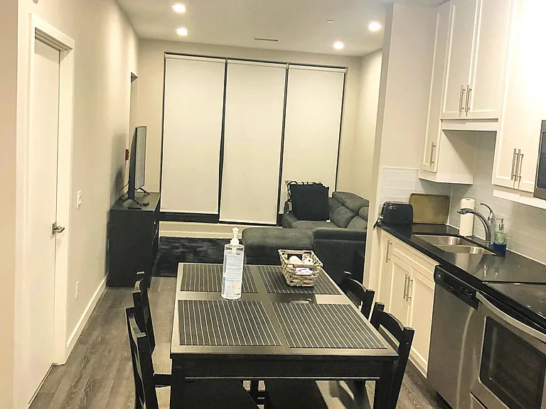 690 King St W #105 — Photo 6