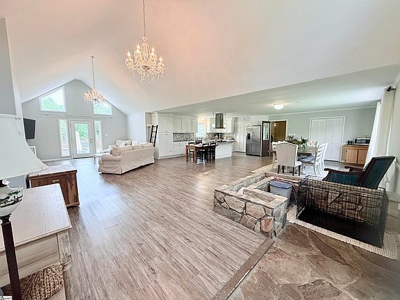 3rd image of 127 Tanglewood Dr