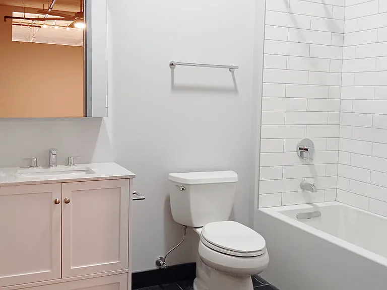 4046 N Hermitage Ave #202 — Photo 4