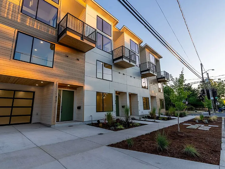 822 W 22nd Ave — Photo 2