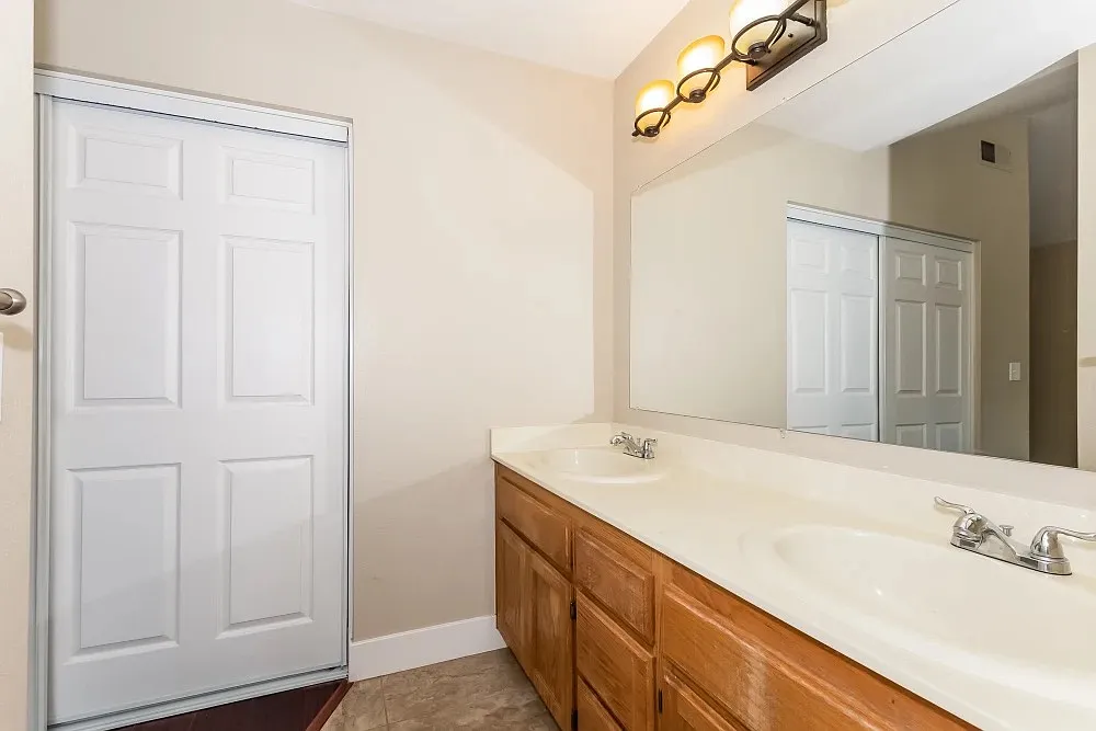 3 bed, 2.5 bath, 1946 sqft, $2,500 — Photo 1