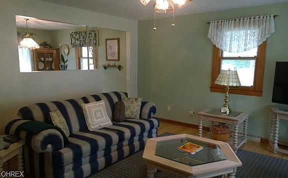 4th image of 529 W Main St