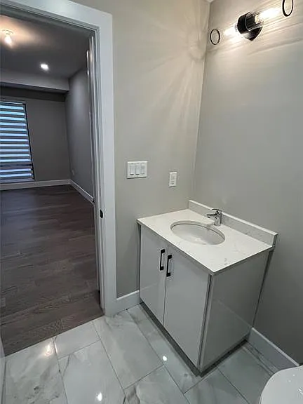 140 Main St E #305 — Photo 16