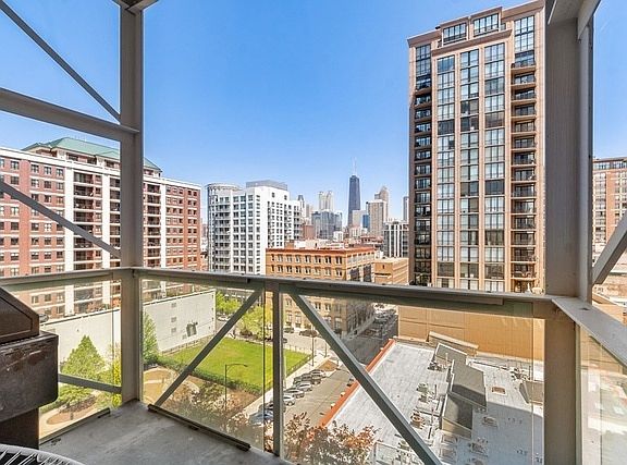4th image of 653 N Kingsbury St APT 906