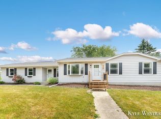 498 Floyd St, Coopersville, MI 49404