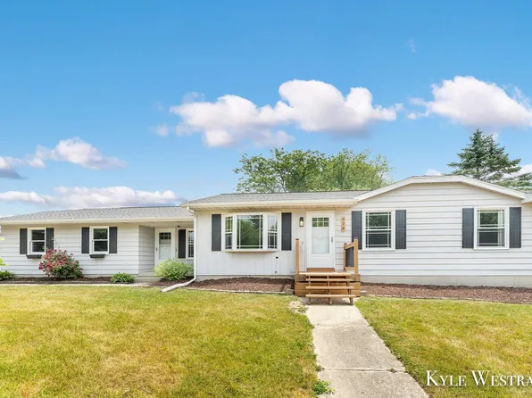 498 Floyd St, Coopersville, MI 49404