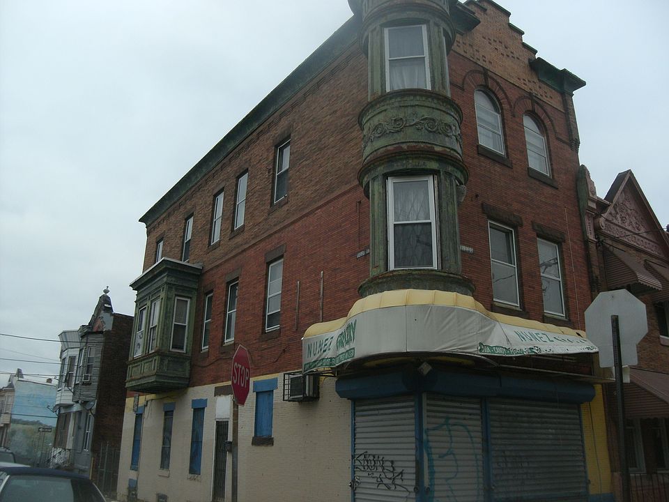 Front View/Store w/2 Apts