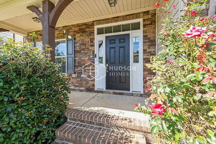 4 bed, 2.5 bath, 2307 sqft, $2,340 — Photo 4