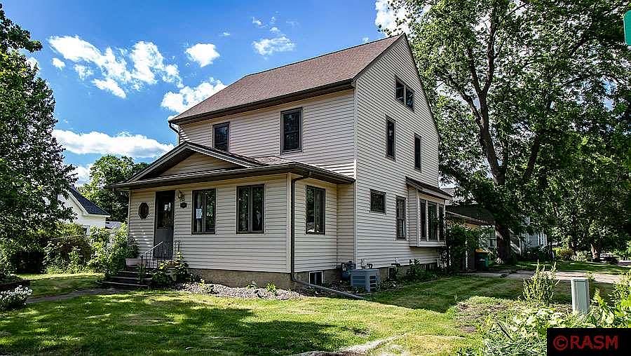 1st image of 300 W 4th St
