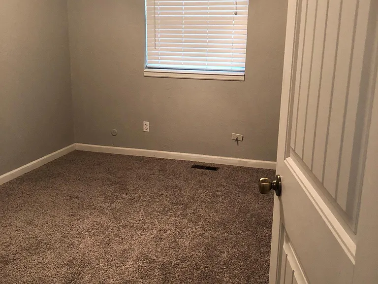 1303 Creek Dr — Photo 8