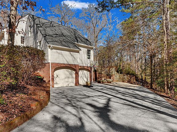 3rd image of 107 Robin Road