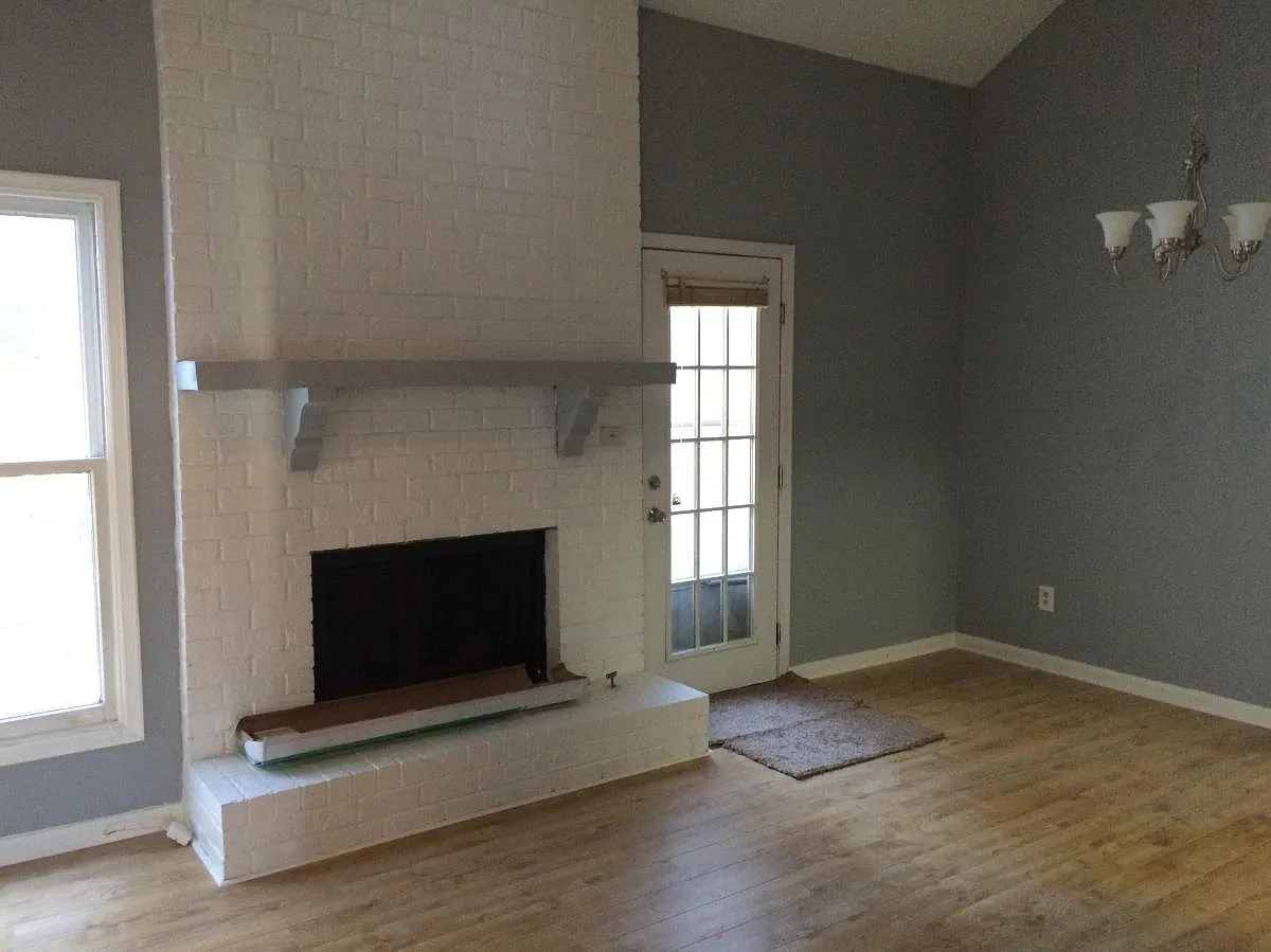 3 bed, 1315 sqft, $1,995 — Photo 2