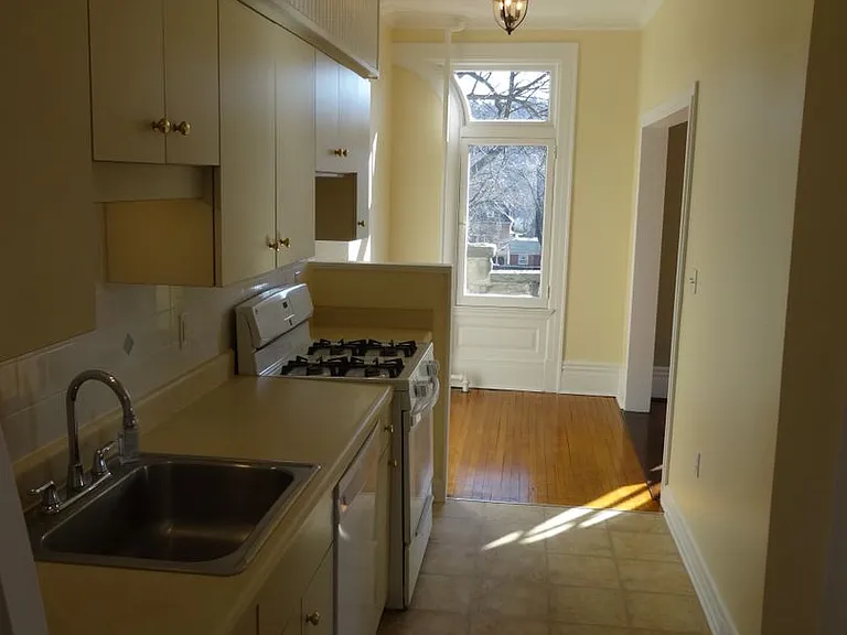 220 Graham St — Photo 6