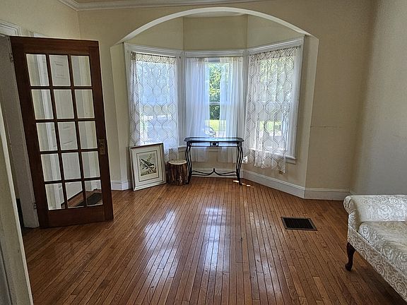 4th image of 16 Sanford Ave