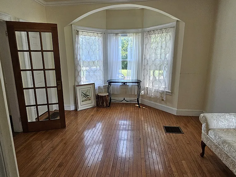 16 Sanford Ave — Photo 4