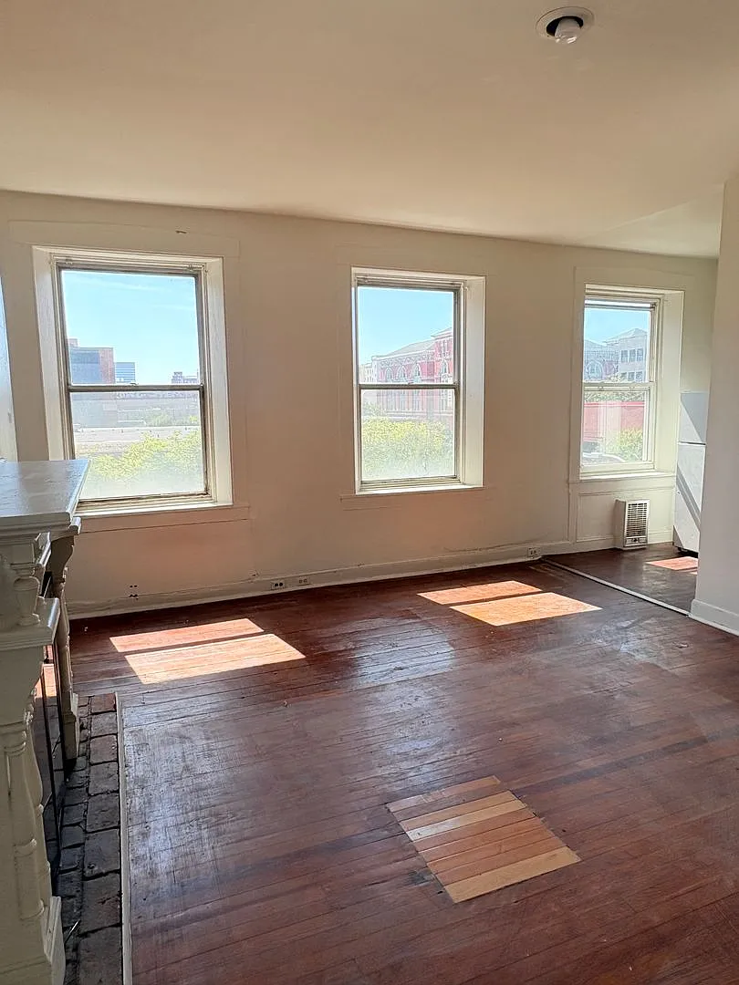 214 W. Monument St — Photo 3