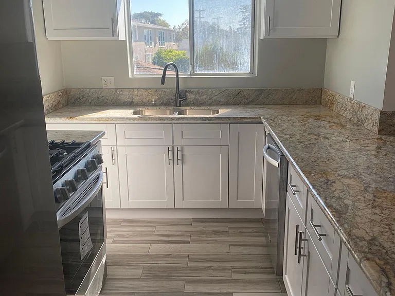 2046 S Sherbourne Dr #6 — Photo 9