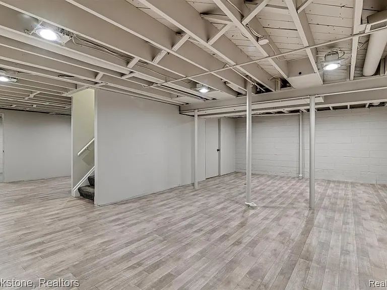 165 Woodedge Dr — Photo 32