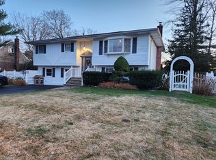14 Estates Ln, Shoreham, NY 11786